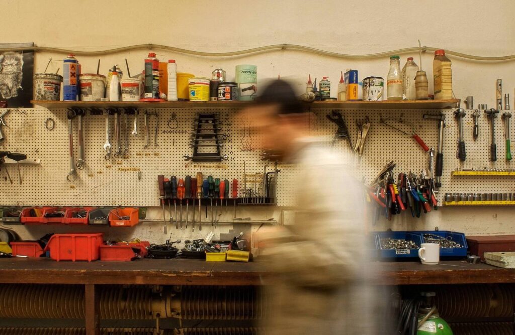 Cum să Organizați Atelierul de Acasă cu Panouri Perforate