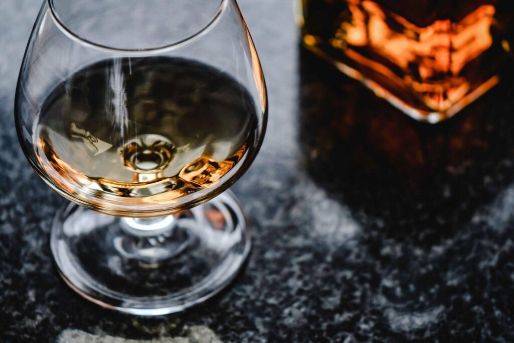 Literele de pe sticla de coniac ascund o diferență de opt ani – VS, VSOP și XO fără confuzii